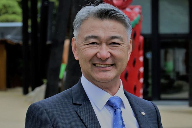 电视台拍成纪录片！“为了见女友当年跟岳父学的……”long88龙8国际华人“土法烧猪”被新西兰国家(图4)
