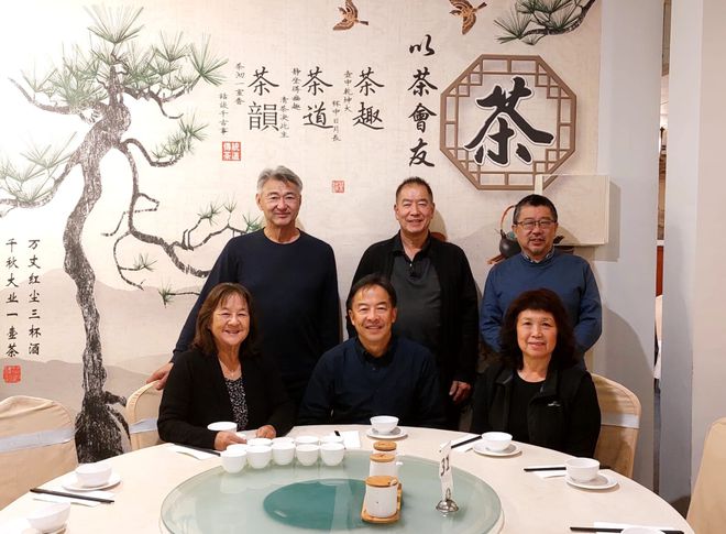 电视台拍成纪录片！“为了见女友当年跟岳父学的……”long88龙8国际华人“土法烧猪”被新西兰国家(图11)